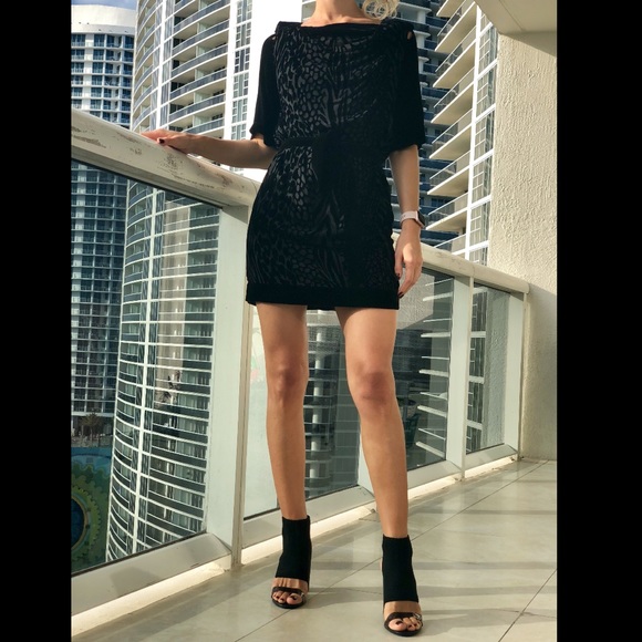 Adorable velvet black dress - Picture 2 of 4